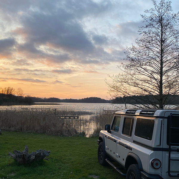 Stimmungsbild bei Sonnenuntergang am See